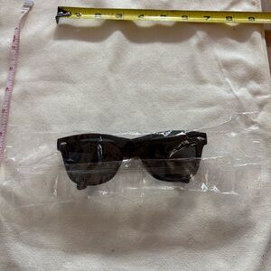 Samsung Galaxy Black Sunglasses
Classic Black Sunglasses
Brand new still wrapped